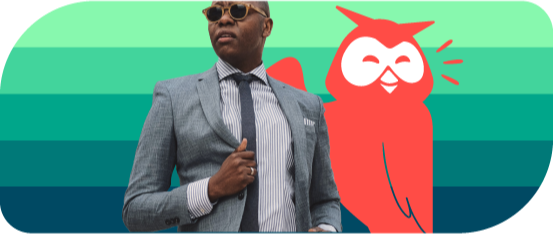 Um homem de terno com óculos de sol ao lado do Owly