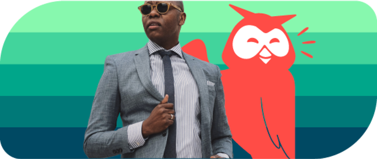 Homem elegante de terno ao lado do Owly