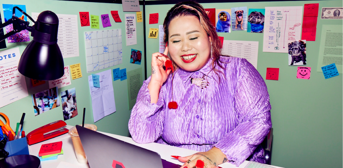 Persona sentada y sonriendo en un portátil